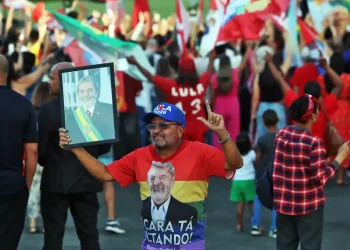 Lula e eleitores idosos se emocionam em “festa de aniversário”