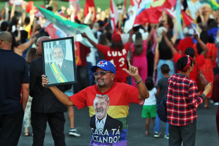 Lula e eleitores idosos se emocionam em “festa de aniversário”