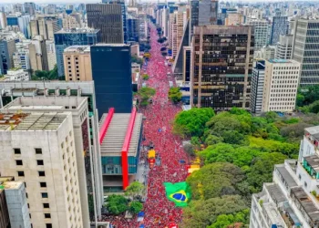 Ato pela reeleição de Lula leva milhares à Avenida Paulista