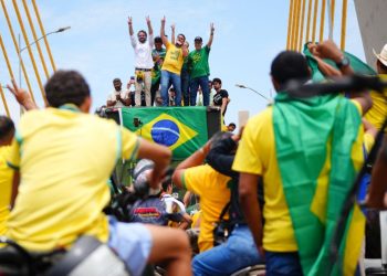 Flávio faz motociata no Pará; Lula participa de marcha no RS