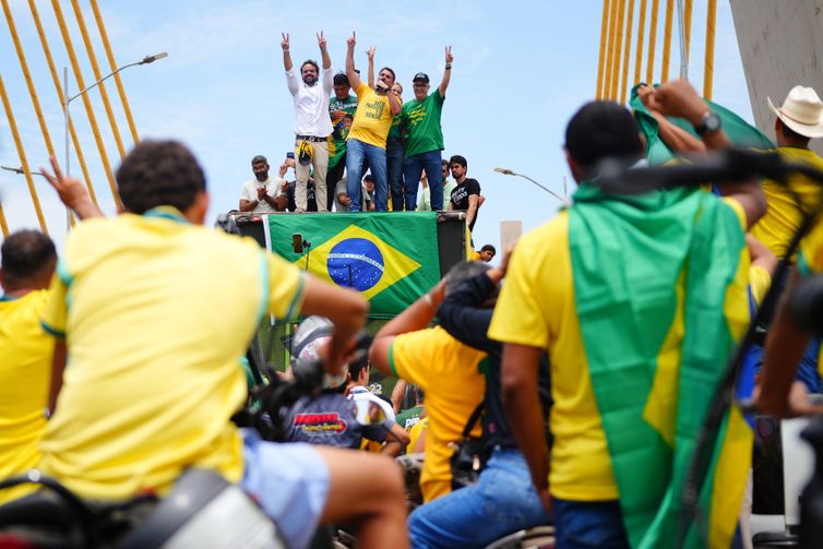 Flávio faz motociata no Pará; Lula participa de marcha no RS