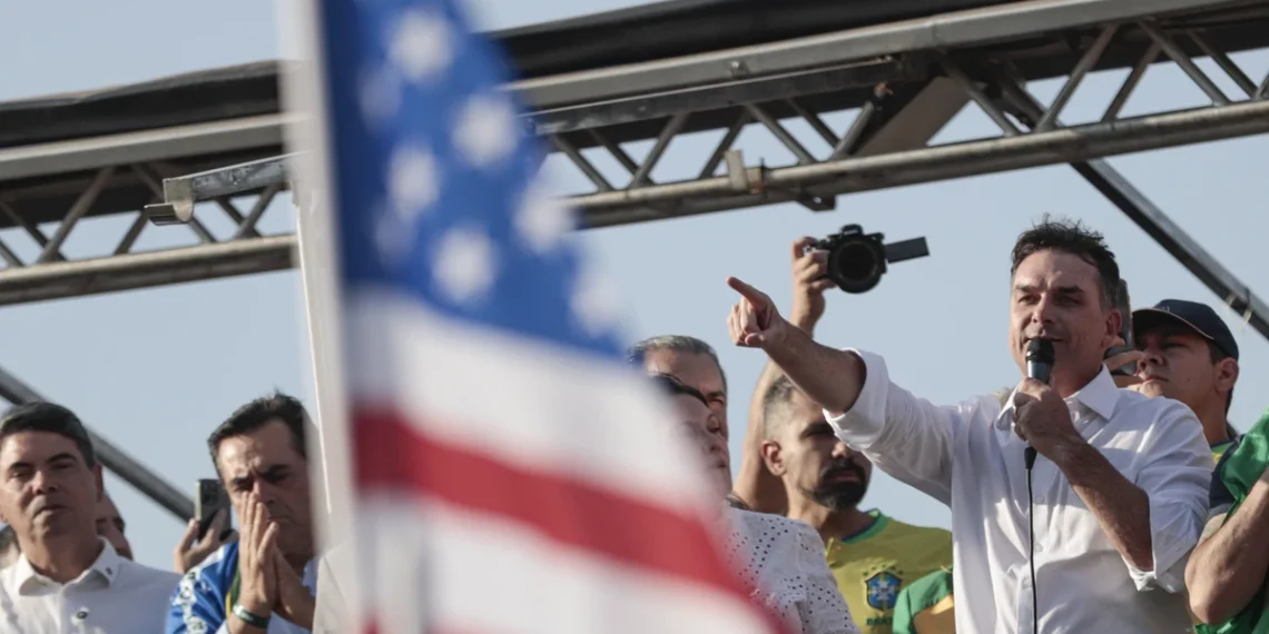 Flávio Bolsonaro chega aos Estados Unidos após deixar o Brasil, afirma aliado de Trump