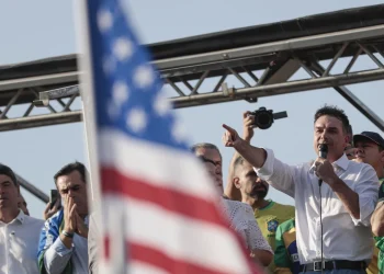 Flávio Bolsonaro chega aos Estados Unidos após deixar o Brasil, afirma aliado de Trump
