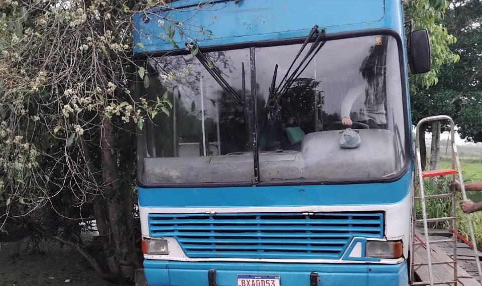 Passageiros deixam ônibus pela janela após veículo ficar com roda para fora de ponte de madeira