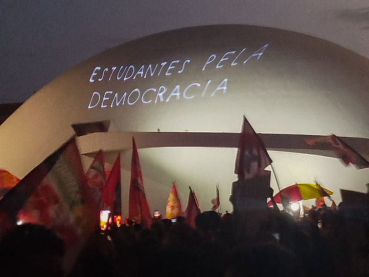 Milhares de estudantes tomam a Esplanada em apoio a Lula