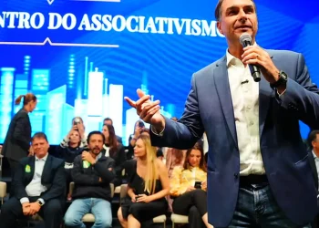 Flávio faz visita ao pai em prisão domiciliar e recebe apoios em SP