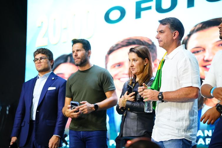 Lula confirma PEC da Tarifa Zero; Flávio tem apoio de sertanejos