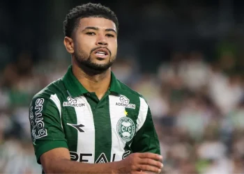 Novo uniforme? Coritiba pode virar porta de entrada do mercado brasileiro à empresa italiana