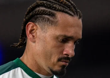 Sem espaço com Seabra, líder do elenco pode voltar a ser titular contra o Botafogo