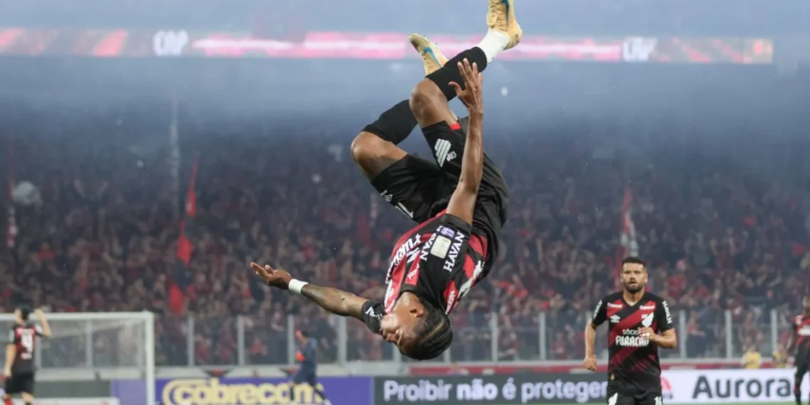 Athletico vai do céu ao inferno e toma castigo do Atlético-MG em jogo de roteiro maluco