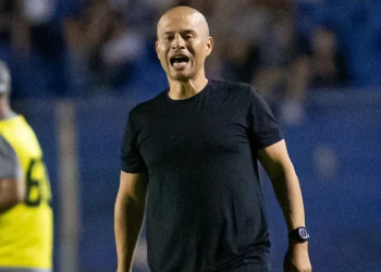 Alex se prepara para reencontro com ex-clube e fala se cumpriu dever na Série B
