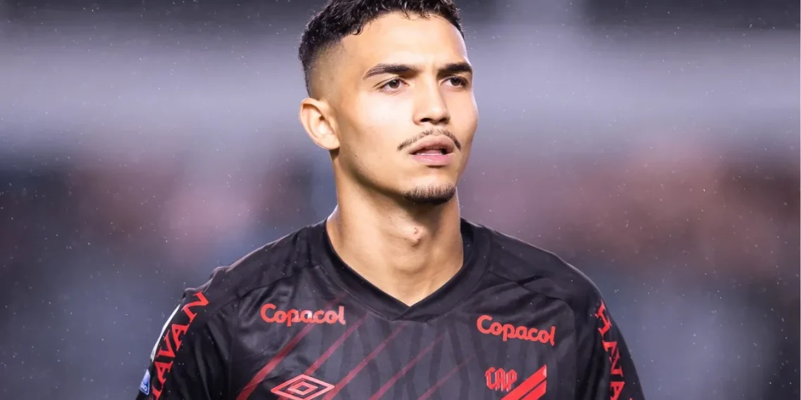 Barcelona estima valor mínimo para negociar Arthur Dias, do Athletico
