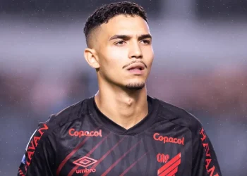 Barcelona estima valor mínimo para negociar Arthur Dias, do Athletico