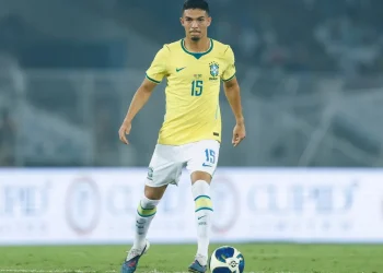 Arthur Dias volta da seleção ao Athletico com novo interessado no mercado