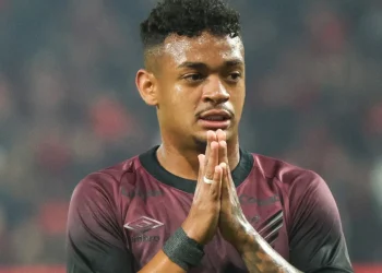 Athletico recorre a jogador condenado por estupros contra o Grêmio