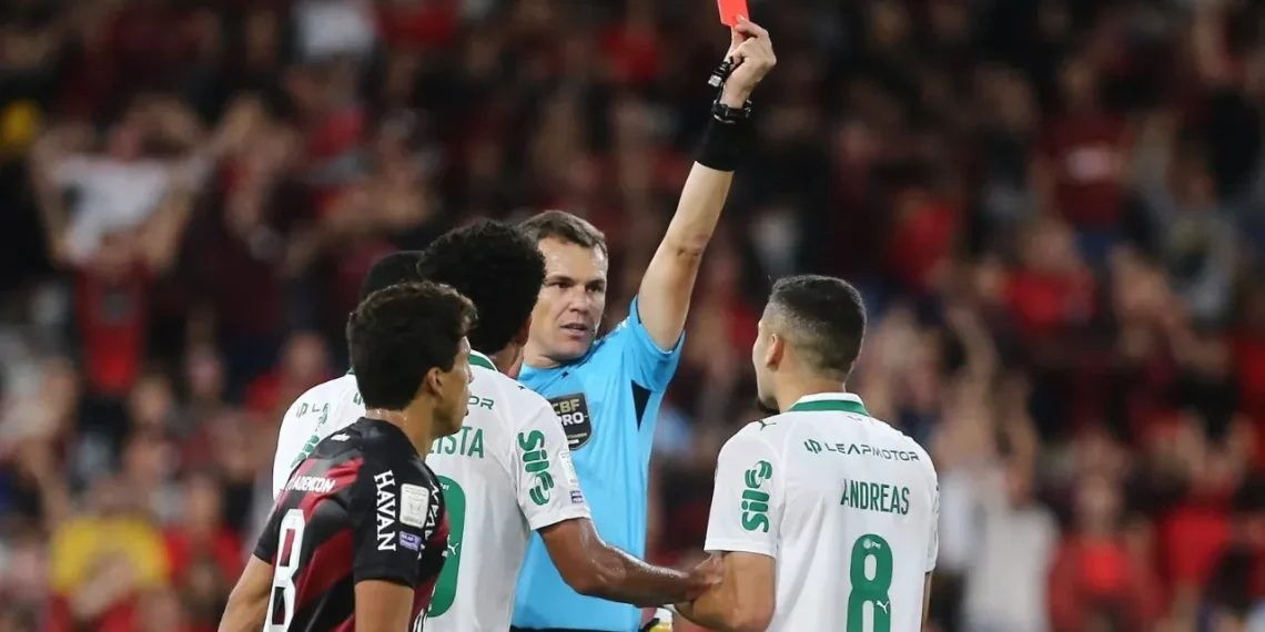 Athletico x Palmeiras: Torcedor joga segunda bola e provoca expulsão bizarra