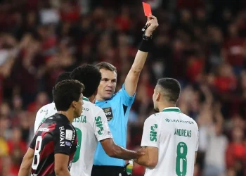 Athletico x Palmeiras: Torcedor joga segunda bola e provoca expulsão bizarra