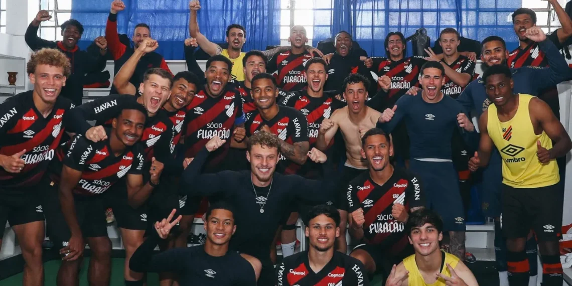 Terceiro goleiro do Athletico mantém tradição de sucesso em pênaltis