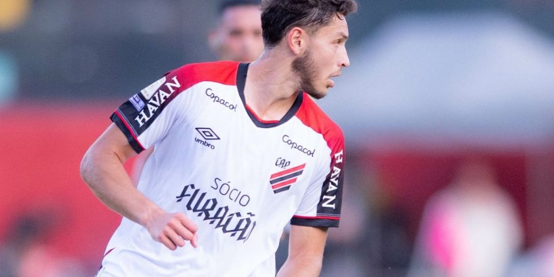 Athletico apela para base e estreia zagueiros na reta final de Brasileirão