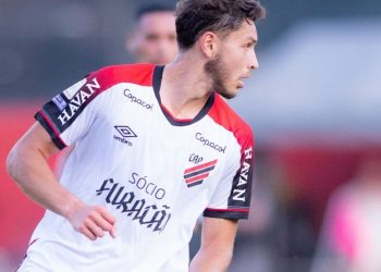 Athletico apela para base e estreia zagueiros na reta final de Brasileirão
