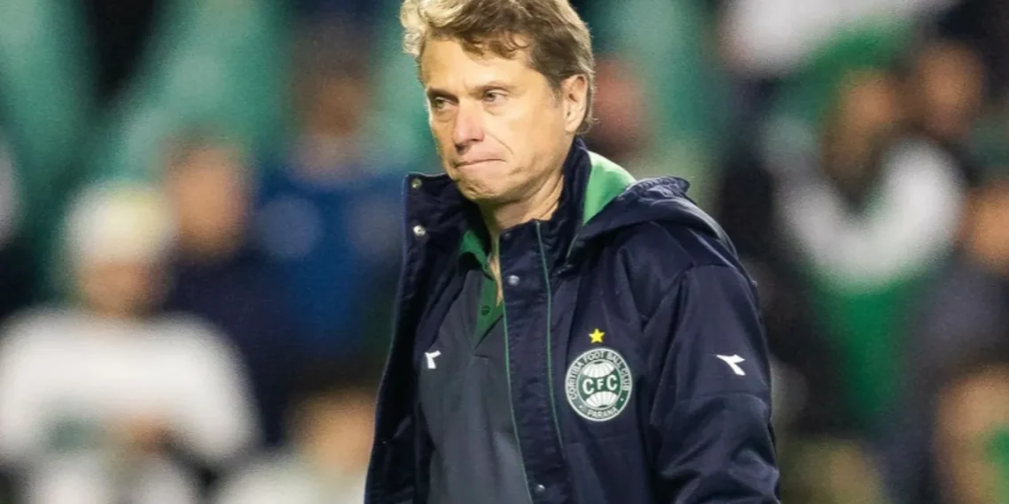 Antes de demissão, Seabra admitiu decepção e falou em dívida com a torcida do Coritiba