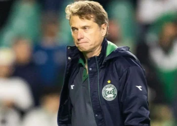 Antes de demissão, Seabra admitiu decepção e falou em dívida com a torcida do Coritiba