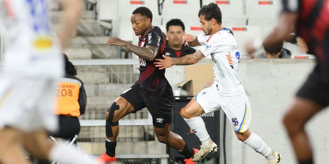 Atacantes de milhões não marcam, mas joia da base (com contrato renovado) decide para o Athletico