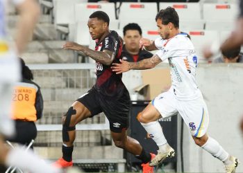 Atacantes de milhões não marcam, mas joia da base (com contrato renovado) decide para o Athletico