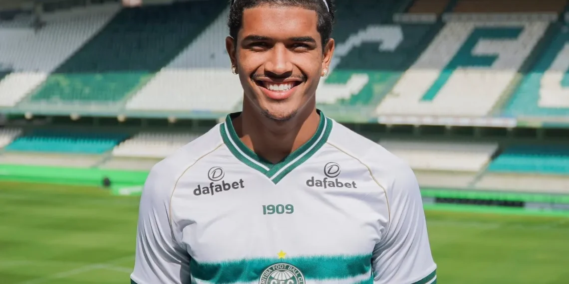 Ex-Coritiba deslancha, vira sensação e atrai gigante do Brasileirão