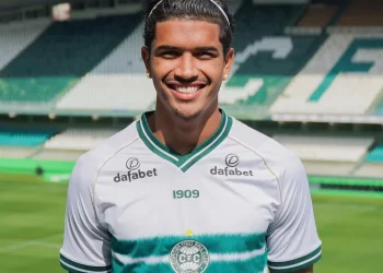 Ex-Coritiba deslancha, vira sensação e atrai gigante do Brasileirão