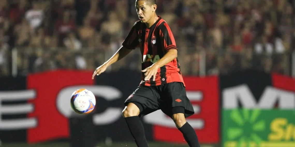 Ex-Athletico brilha e tem média de um gol por jogo na Ásia