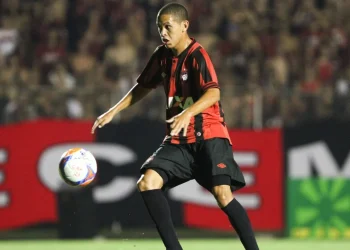 Ex-Athletico brilha e tem média de um gol por jogo na Ásia