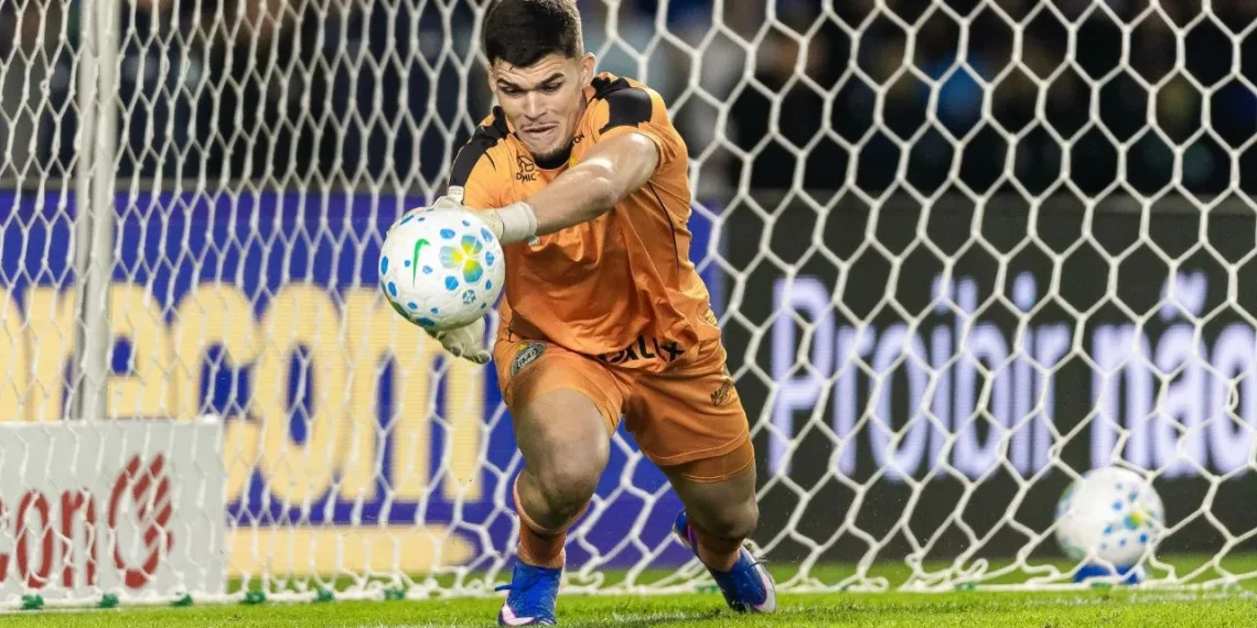 Goleiro de seleção, Morisco desabafa após Coritiba x Grêmio: “Todo jogo a gente bate nisso”
