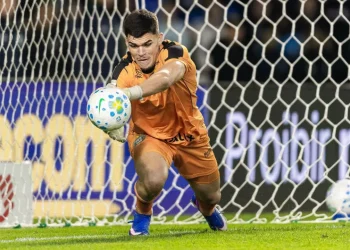 Goleiro de seleção, Morisco desabafa após Coritiba x Grêmio: “Todo jogo a gente bate nisso”