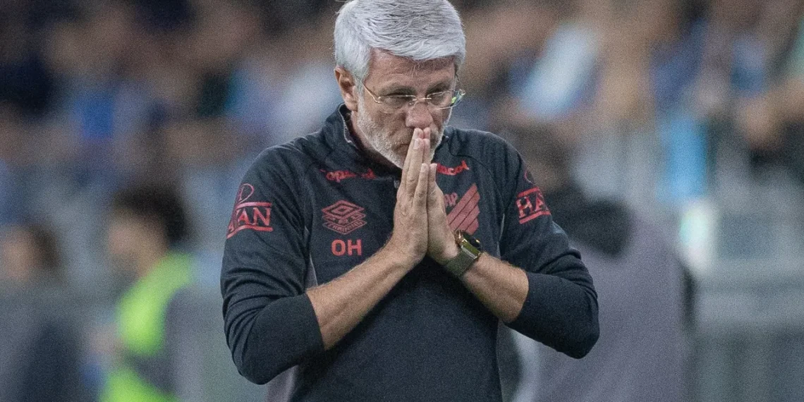 Odair se irrita com pergunta e nega oscilação do Athletico na Série A