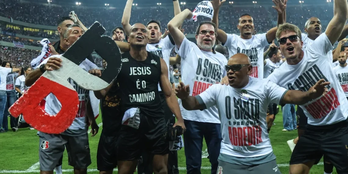 Dupla ex-Paraná supera brigas e leva gigante de volta à Série B
