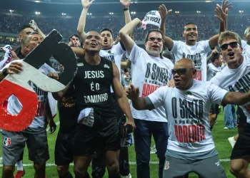 Dupla ex-Paraná supera brigas e leva gigante de volta à Série B