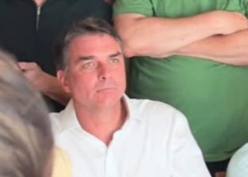 Flávio Bolsonaro não reconhece resultado e diz que irá pedir anulação das eleições após extensão do horário de votação