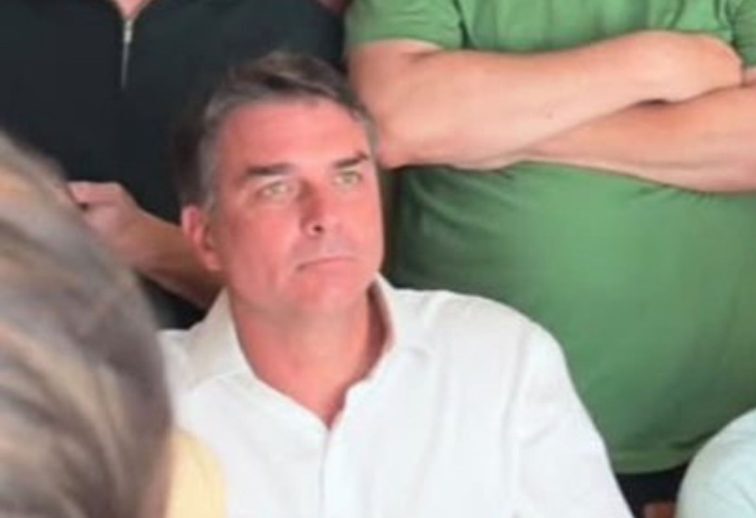 Flávio Bolsonaro não reconhece resultado e diz que irá pedir anulação das eleições após extensão do horário de votação