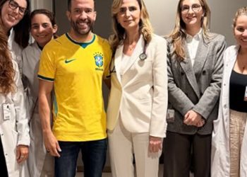 André Janones recebe alta e deixa hospital em São Paulo