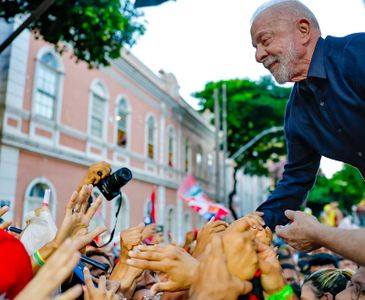 Flávio faz campanha em São Paulo; Lula teve ato em Belo Horizonte