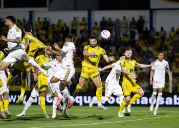 Com um a mais, Mirassol vence e complica Internacional no Brasileirão