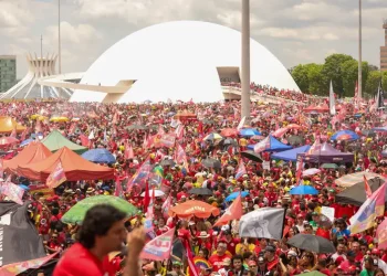 Ato em apoio à democracia e a Lula reúne milhares no Rio e Brasília