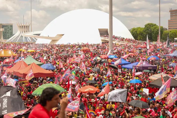 Ato em apoio à democracia e a Lula reúne milhares no Rio e Brasília