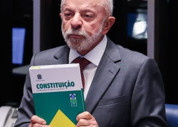 Lula faz campanha em MG e celebra fim da jornada 6×1