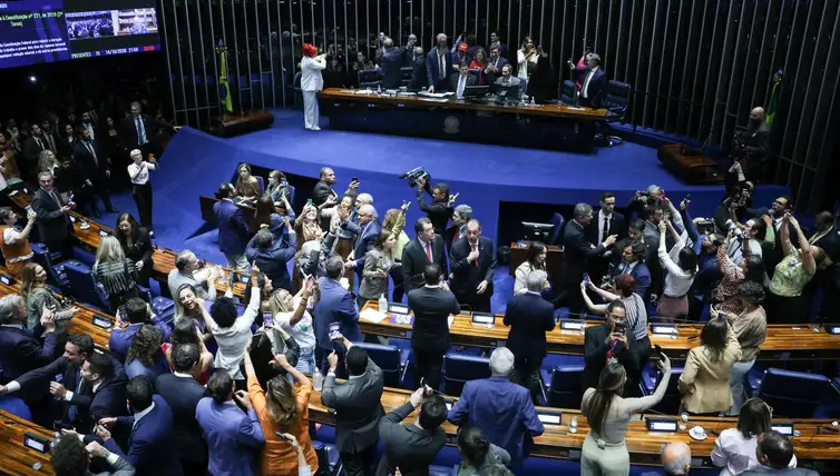 Senado aprova fim da escala 6×1 e redução da jornada de trabalho