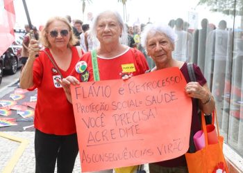 Milhares ocupam Copacabana em ato pela democracia e em apoio a Lula