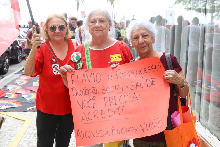 Milhares ocupam Copacabana em ato pela democracia e em apoio a Lula