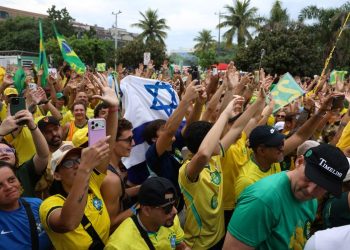 Candidatos à Presidência reúnem apoiadores no último dia de campanha